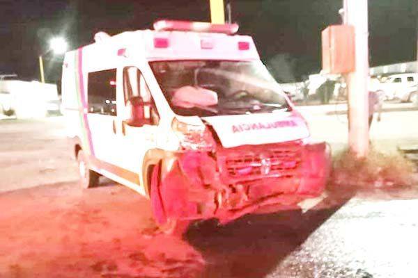Choca ambulancia; deja cuatro heridos