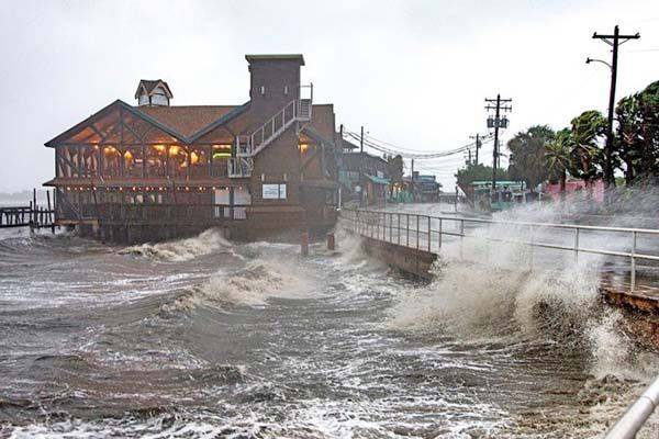 Tormenta tropical Elsa toca tierra en Florida