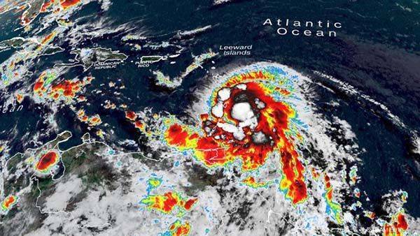 ‘Elsa’ se convierte en huracán categoría 1 y avanza hacia EU