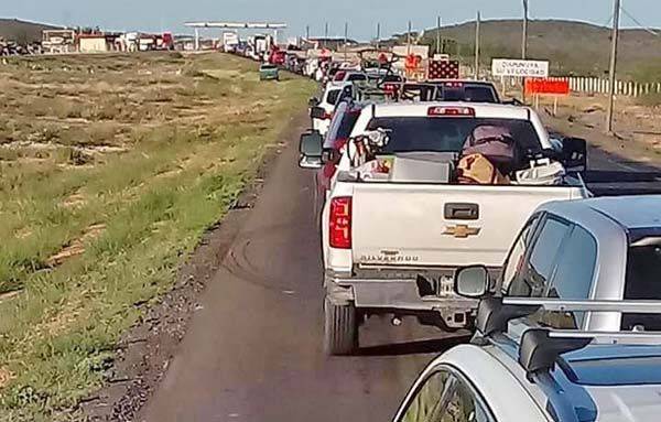 Larga fila para ingresar a la Autopista Premier