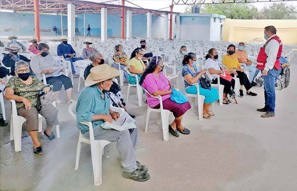 Entregan pensión a adultos mayores