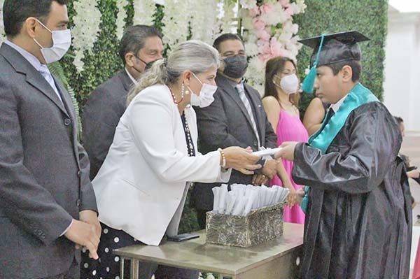 Felicita Gladys Ayala a alumnos graduados