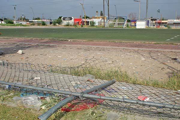 Cierran campo de futbol Garibay para rehabilitarlo