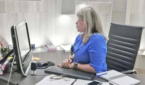 Felicita Gladys a niños de los cursos de verano
