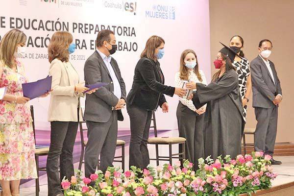 Dotan de oportunidades a mujeres en Coahuila