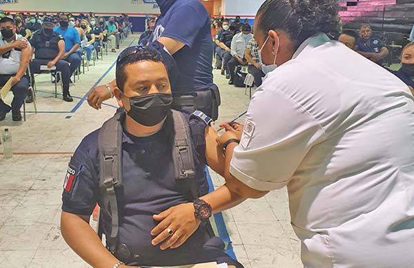 Reciben vacuna Covid 96 policías municipales