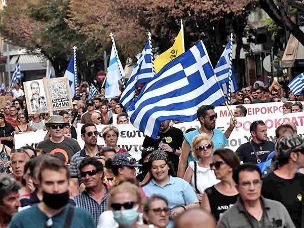 Griegos se manifiestan contra vacunación covid obligatoria