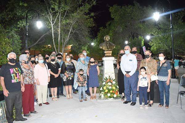 Embellecen plazuela en honor a fundador