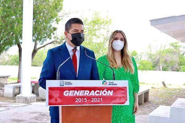Apadrina Julio Long a graduados en NR