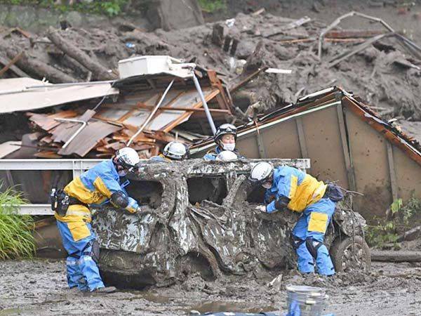 Búsqueda frenética de personas en Japón tras deslave