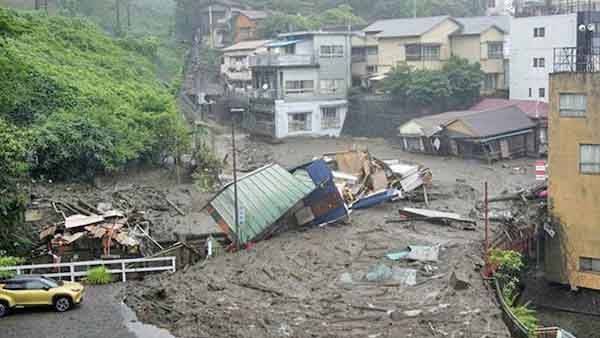 Deslave sepulta viviendas en Japón