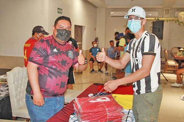 Entrega alcalde electo más de 400 uniformes
