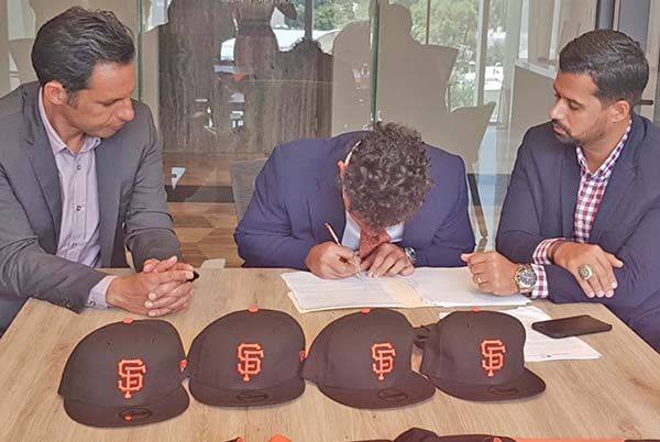 Firma monclovense con Gigantes de SF