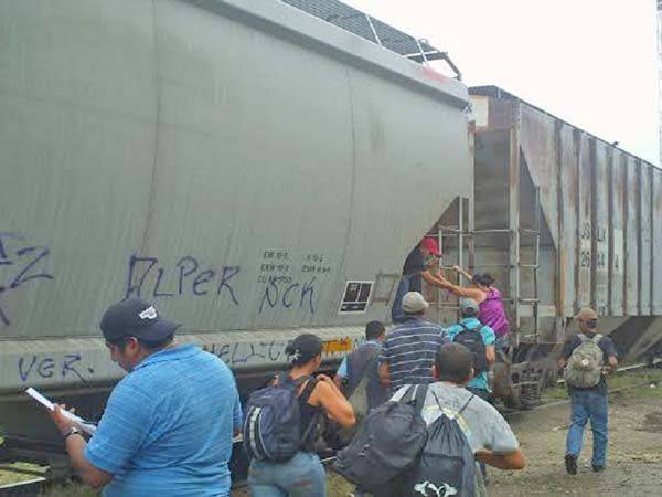 Usan inmigrantes tren para cruzar la frontera