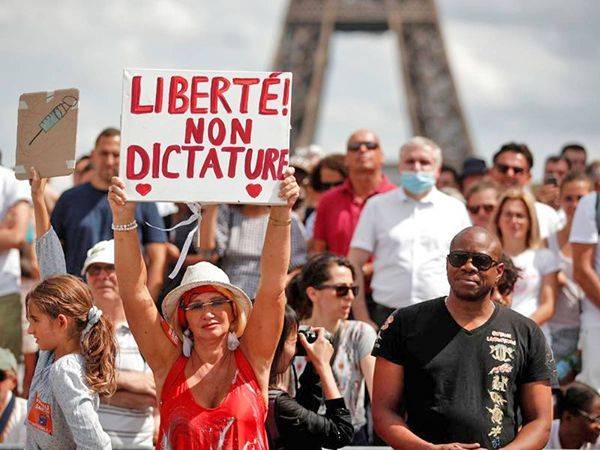 Macron arremete contra movimiento antivacunas y pide unidad