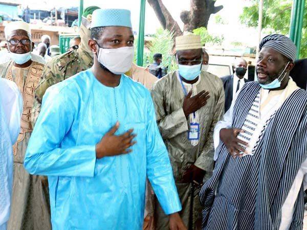 Intentan asesinar al presidente de Mali en una mezquita