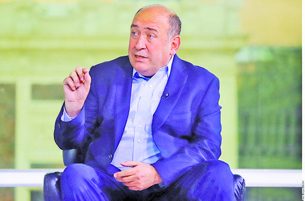 Descarta Rubén Moreira lo doblen