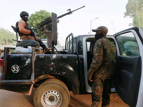 Grupo armado secuestra a 140 estudiantes en Nigeria
