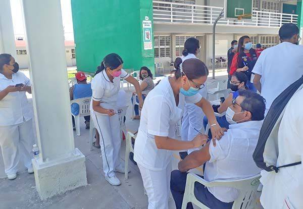 Vacunaron a mil de 40 a 49 años