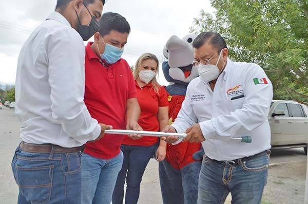 Recibe Raymundo bastón ortopédico