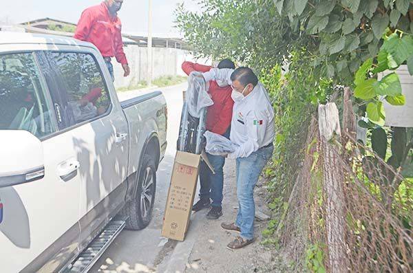 Dan a Doña Juana una silla de ruedas