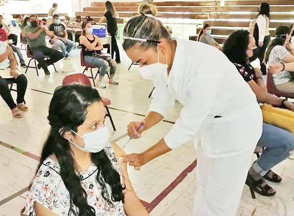 Vacunan a jóvenes en Cuatro Ciénegas