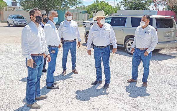 Supervisa Lencho Siller pavimentación de calles
