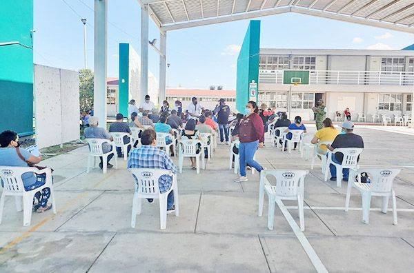 Vacunan en Frontera a mil adultos de 40 a 49