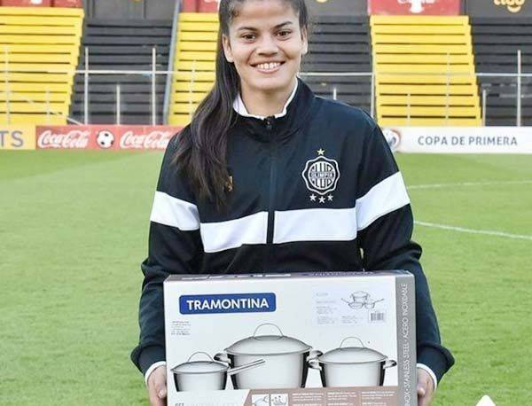Premian con ollas a jugadora estrella de futbol