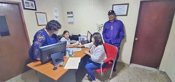 A sus 60 años recibe su acta de nacimiento