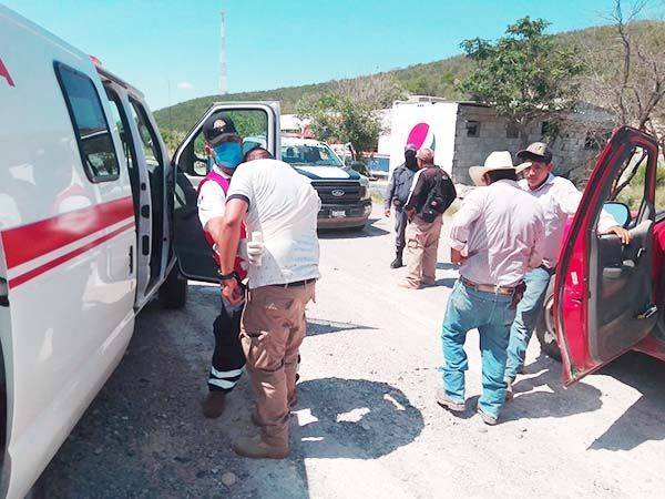 Esquivan a conejo; pero vuelcan troca