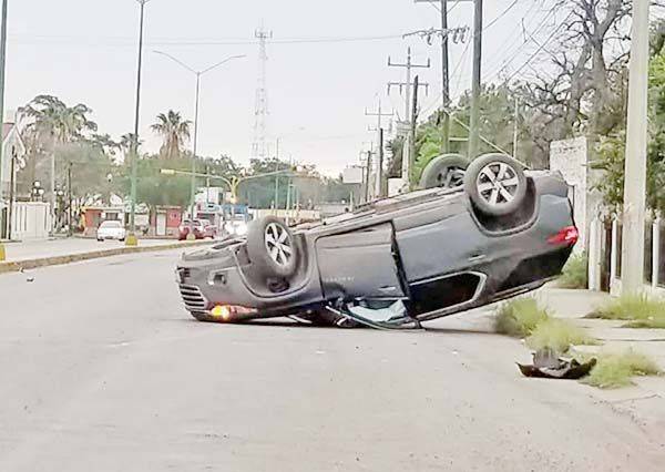 Termina fiesta volcando auto
