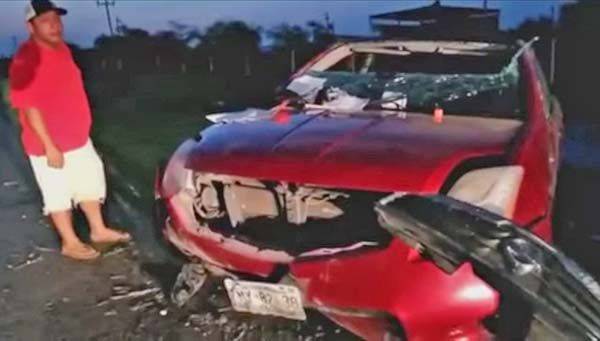 Vuelca su auto joven conductor