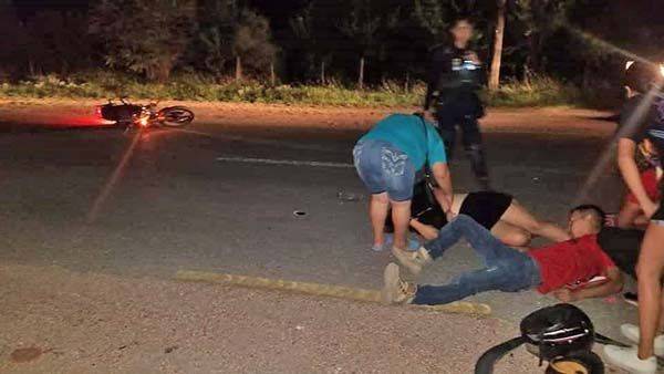 2 lesionados deja accidente de moto