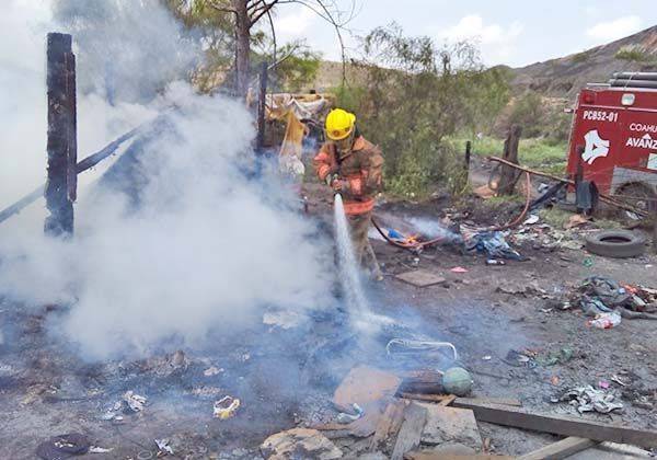Consume fuego humilde vivienda