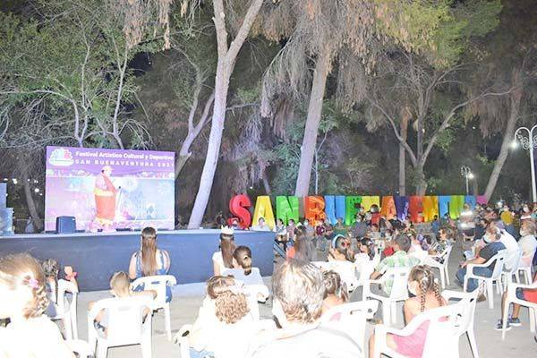 Divierte cuentacuentos a niños de San Buena