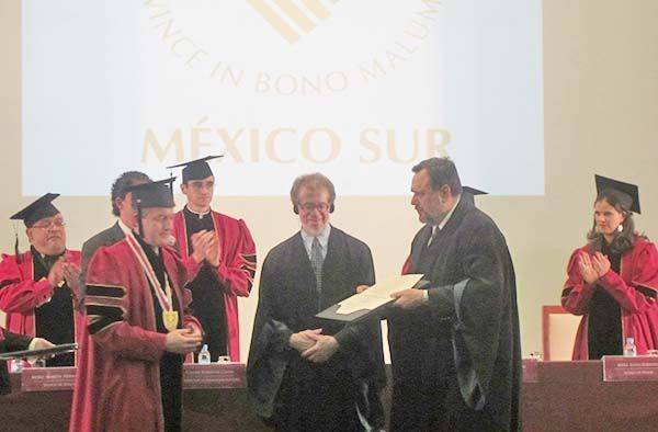 Poeta admira el cielo de Torreón