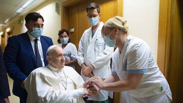 Papa Francisco reaparece en público desde la ventana del Hospital Gemelli, en Roma