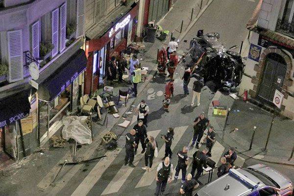 Automóvil se estrella contra terraza de café en París