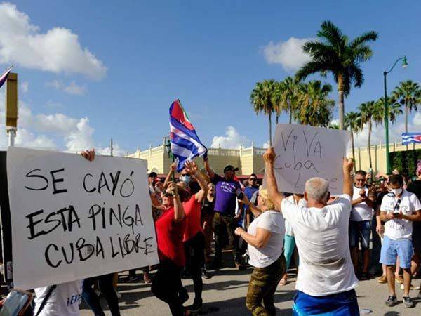 Presidente de Cuba convoca a ‘revolucionarios comunistas’ a enfrentar a manifestantes