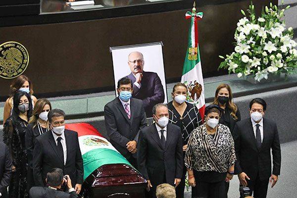 Realizan homenaje de cuerpo presente a René Juárez en Diputados