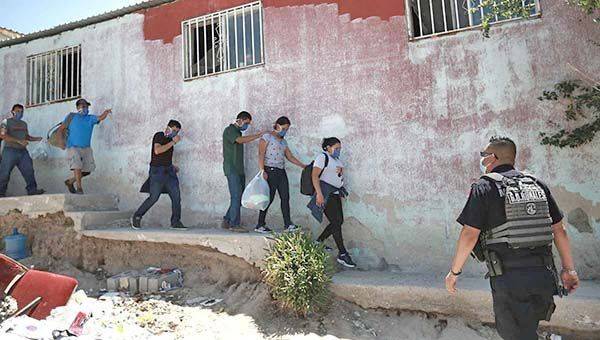 Rescatan a 53 migrantes que estaban hacinados en una casa en Chihuahua