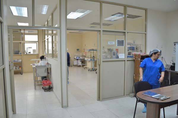 Con fractura en órbita y cráneo, lucha Vicky