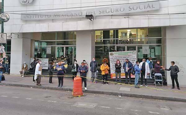 Toman los pensionados edificio central del IMSS