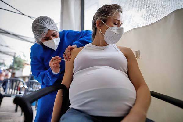 Alertan a embarazadas a vacunarse contra virus