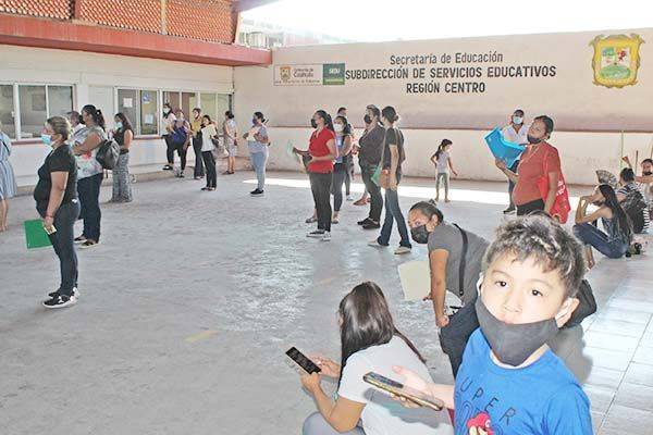 Intentan cambiar a hijos de escuela