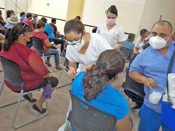 Aplican 14 mil dosis en jornada de 40 y +