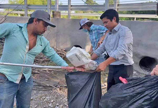Limpian jóvenes márgenes del río