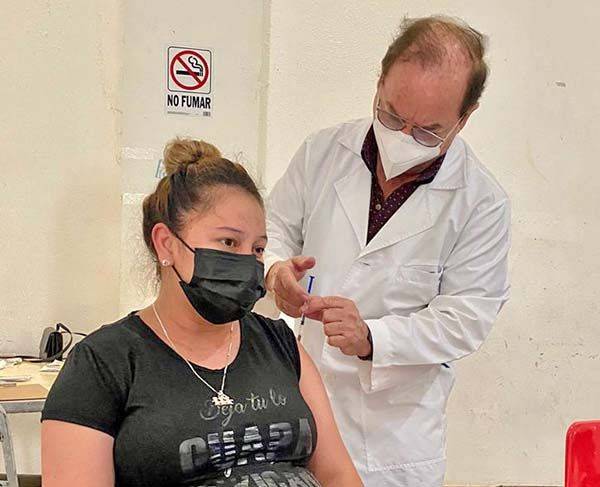 Piden vacunarse a los jóvenes y embarazadas