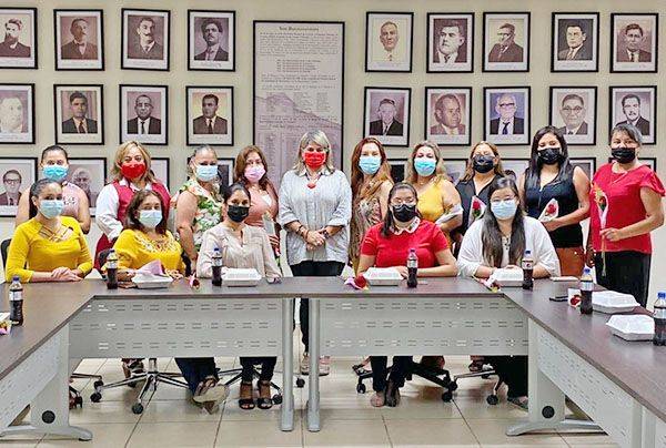 Reconoce San Buena a secretarias en su día